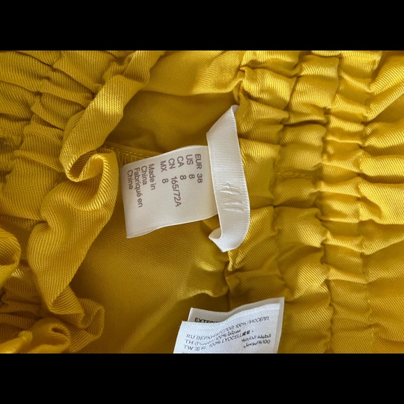 H&M High wasted yellow shorts - Picture 2 of 2